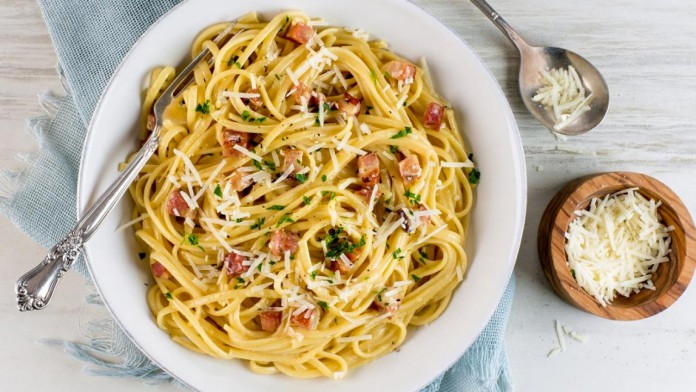 Cuisiner des pâtes linguini à la carbonara