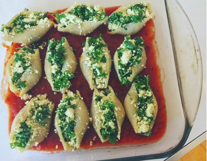 Réaliser des coquillettes farcies au ricotta végétal et au kale