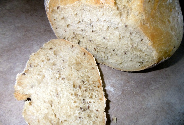 Faire un pain au cumin maison comme un chef au four